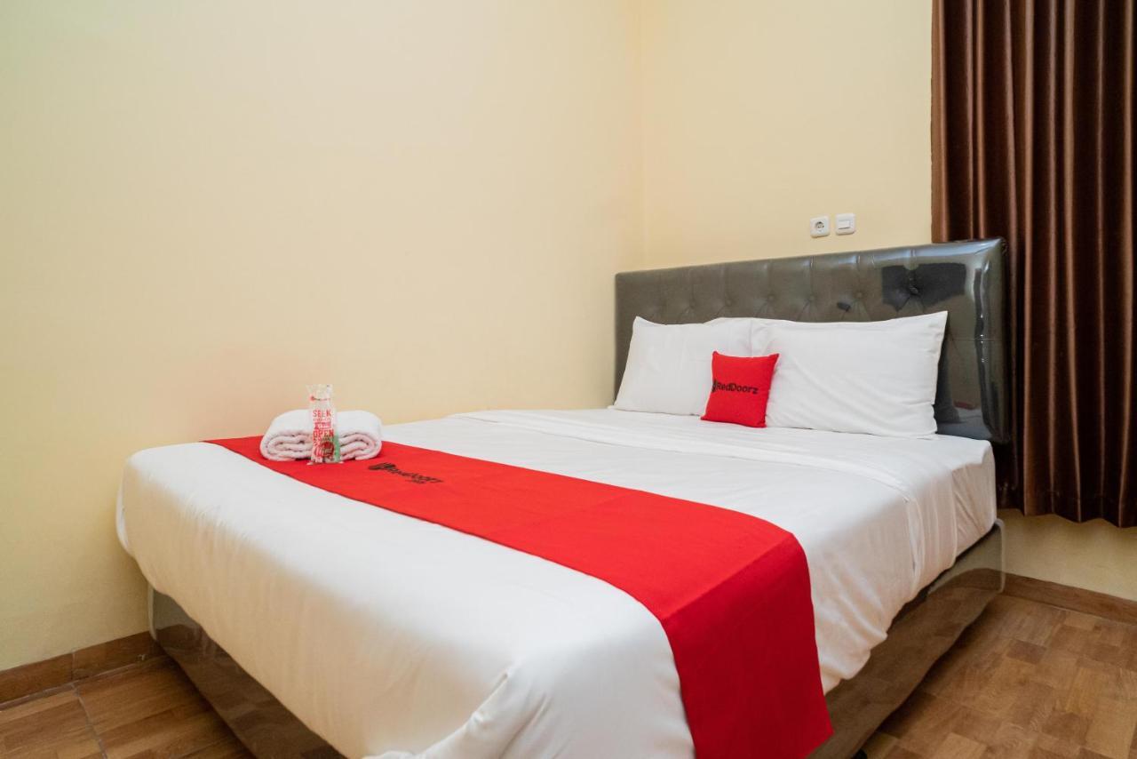 Reddoorz Syariah Near Jembatan Merah Plaza Krembangan Dış mekan fotoğraf